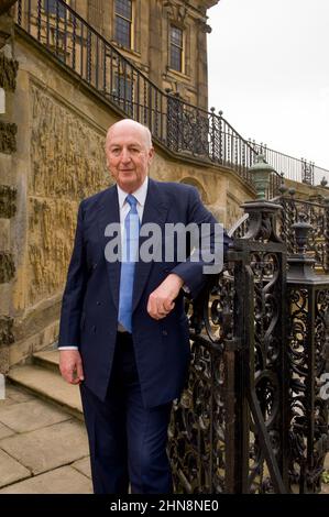 Peregrine Andrew Morny Cavendish, 12th Duke of Devonshire, KCVO, CBE, DL, fotografiert in seinem Haus, Chatsworth House, Derbyshire, Bakewell, Großbritannien. 25 Mai 2010 Stockfoto