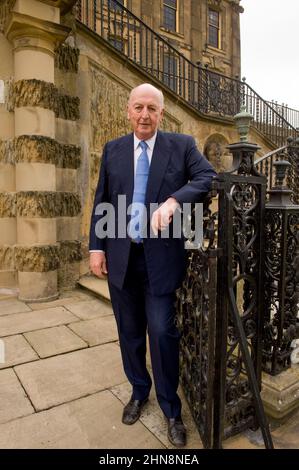 Peregrine Andrew Morny Cavendish, 12th Duke of Devonshire, KCVO, CBE, DL, fotografiert in seinem Haus, Chatsworth House, Derbyshire, Bakewell, Großbritannien. 25 Mai 2010 Stockfoto