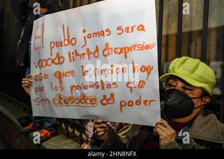 Mexiko, Mexiko. 14th. Februar 2022. Der Protestierende hält während der Demonstration ein Plakat. Dutzende von Journalisten kamen zusammen, um vor den Büros des Innenministeriums in Mexiko-Stadt zu protestieren. Es war Teil eines gleichzeitigen nationalen Protestes, der in ganz Mexiko nach dem Mord an dem fünften Journalisten im Jahr 2022 stattfand. (Foto: Lexie Harrison-Cripps/SOPA IMA/Sipa USA) Quelle: SIPA USA/Alamy Live News Stockfoto