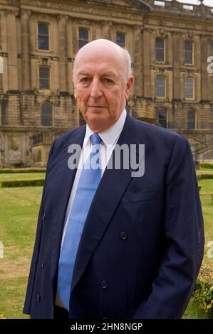 Peregrine Andrew Morny Cavendish, 12th Duke of Devonshire, KCVO, CBE, DL, fotografiert in seinem Haus, Chatsworth House, Derbyshire, Bakewell, Großbritannien. 25 Mai 2010 Stockfoto