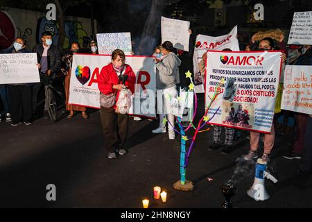 Mexiko, Mexiko. 14th. Februar 2022. Demonstranten halten während der Demonstration Plakate. Dutzende von Journalisten kamen zusammen, um vor den Büros des Innenministeriums in Mexiko-Stadt zu protestieren. Es war Teil eines gleichzeitigen nationalen Protestes, der in ganz Mexiko nach dem Mord an dem fünften Journalisten im Jahr 2022 stattfand. (Foto: Lexie Harrison-Cripps/SOPA IMA/Sipa USA) Quelle: SIPA USA/Alamy Live News Stockfoto