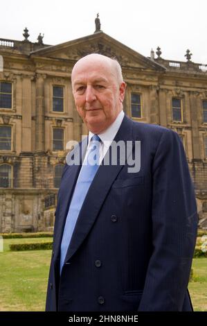 Peregrine Andrew Morny Cavendish, 12th Duke of Devonshire, KCVO, CBE, DL, fotografiert in seinem Haus, Chatsworth House, Derbyshire, Bakewell, Großbritannien. 25 Mai 2010 Stockfoto