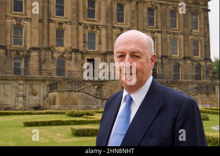 Peregrine Andrew Morny Cavendish, 12th Duke of Devonshire, KCVO, CBE, DL, fotografiert in seinem Haus, Chatsworth House, Derbyshire, Bakewell, Großbritannien. 25 Mai 2010 Stockfoto