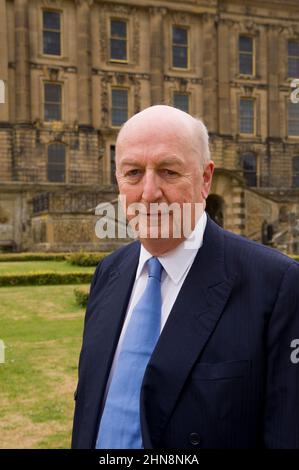 Peregrine Andrew Morny Cavendish, 12th Duke of Devonshire, KCVO, CBE, DL, fotografiert in seinem Haus, Chatsworth House, Derbyshire, Bakewell, Großbritannien. 25 Mai 2010 Stockfoto