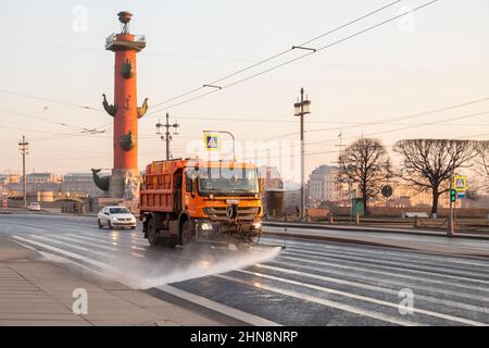 St. Petersburg, Russland - April, 2018: Straßenwäschmaschine wäscht die Straße früh am Morgen, während der Verkehr gering ist. Mechanisierte Straßenreinigung Stockfoto