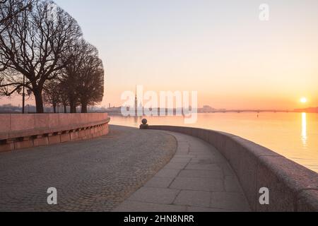 Sonnenaufgang in St. Petersburg. Die Spit der Insel Vasilevsky und die Peter und Paul Festung am frühen Morgen in der Morgendämmerung. Stadtbild in Pastelltönen Stockfoto