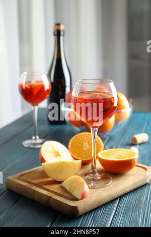 Konzept des Alkoholgetränks mit Sangria auf Holztisch Stockfoto