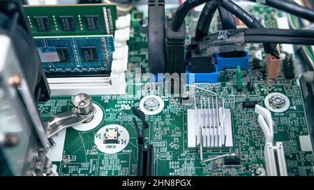 Woodville, Australien - 15. Oktober 2021: Nahaufnahme von oben auf dem Hauptplatinen-RAM und den Kabeln in Business-Desktop-PCs Stockfoto