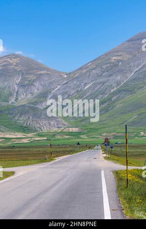 Nationalpark Monti Sibillini, Blick vom Pian Grande, Castelluccio di Norcia, Umbrien, Italien, Europa Stockfoto