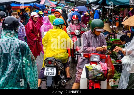 Belebte Straße mit vielen Motorradfahrern, die auf dem Markt bei den Motorrädern im Regen auf dem Altstädter Markt einkaufen. Stockfoto