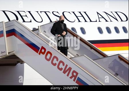 Moskau, Russland. 15th. Februar 2022. Bundeskanzler Olaf Scholz (SPD) verlässt den Airbus A340 der Luftwaffe bei seiner Ankunft. Scholz reist nach Moskau, um über die Lage an der ukrainisch-russischen Grenze zu sprechen. Dort trifft er den russischen Präsidenten. Quelle: Kay Nietfeld/dpa/Alamy Live News Stockfoto