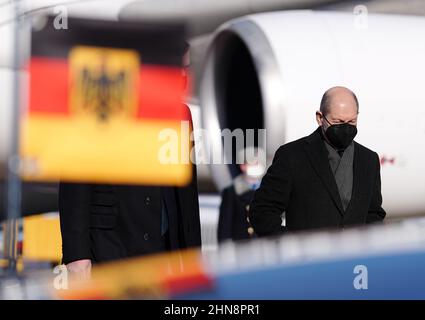 Moskau, Russland. 15th. Februar 2022. Bundeskanzler Olaf Scholz (SPD) verlässt den Airbus A340 der Luftwaffe bei seiner Ankunft. Scholz reist nach Moskau, um über die Lage an der ukrainisch-russischen Grenze zu sprechen. Dort trifft er den russischen Präsidenten. Quelle: Kay Nietfeld/dpa/Alamy Live News Stockfoto