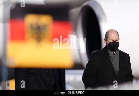 Moskau, Russland. 15th. Februar 2022. Bundeskanzler Olaf Scholz (SPD) verlässt den Airbus A340 der Luftwaffe bei seiner Ankunft. Scholz reist nach Moskau, um über die Lage an der ukrainisch-russischen Grenze zu sprechen. Dort trifft er den russischen Präsidenten. Quelle: Kay Nietfeld/dpa/Alamy Live News Stockfoto