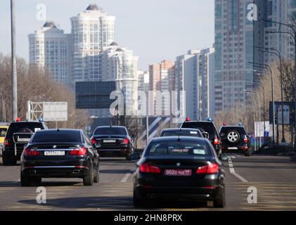 Moskau, Russland. 15th. Februar 2022. In einem Limousinenkonvoi fährt Bundeskanzler O. Scholz (SPD, linke Spur) durch Moskau. Scholz reist nach Moskau, um über die Lage an der ukrainisch-russischen Grenze zu sprechen. Dort trifft er den russischen Präsidenten. Quelle: Kay Nietfeld/dpa/Alamy Live News Stockfoto