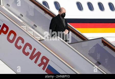 Moskau, Russland. 15th. Februar 2022. Bundeskanzler O. Scholz (SPD) verlässt den Airbus A340 der Luftwaffe bei seiner Ankunft. Scholz reist nach Moskau, um über die Lage an der ukrainisch-russischen Grenze zu sprechen. Dort trifft er den russischen Präsidenten. Quelle: Kay Nietfeld/dpa/Alamy Live News Stockfoto