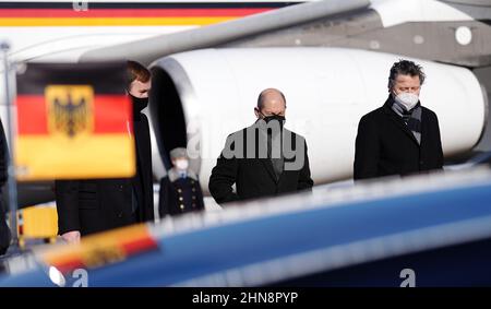 Moskau, Russland. 15th. Februar 2022. Bundeskanzler Olaf Scholz (SPD, M) verlässt bei Ankunft den Airbus A340 der Luftwaffe. Scholz reist nach Moskau, um über die Lage an der ukrainisch-russischen Grenze zu sprechen. Dort trifft er den russischen Präsidenten. Quelle: Kay Nietfeld/dpa/Alamy Live News Stockfoto