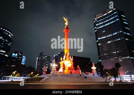 Mexiko-Stadt, Mexiko. 14th. Februar 2022. Das Denkmal des Engels der Unabhängigkeit ist rot beleuchtet, um den 50th. Jahrestag der diplomatischen Beziehungen zwischen China und Mexiko in Mexiko-Stadt, der Hauptstadt von Mexiko, am 14. Februar 2022 zu begehen. Kredit: Xin Yuewei/Xinhua/Alamy Live Nachrichten Stockfoto