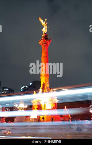 Mexiko-Stadt, Mexiko. 14th. Februar 2022. Das Denkmal des Engels der Unabhängigkeit ist rot beleuchtet, um den 50th. Jahrestag der diplomatischen Beziehungen zwischen China und Mexiko in Mexiko-Stadt, der Hauptstadt von Mexiko, am 14. Februar 2022 zu begehen. Kredit: Xin Yuewei/Xinhua/Alamy Live Nachrichten Stockfoto