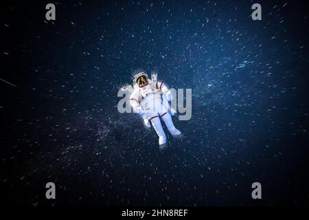 Astronaut Raumfahrer im Weltraum in voller Raumanzüge auf Sternen und Milchstraße Hintergrund. Elemente dieses Bildes wurden von NASA-Weltraumastronautenfotos eingerichtet Stockfoto