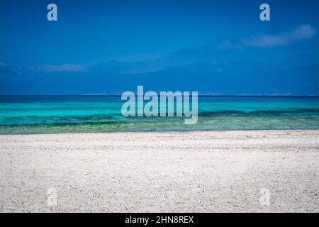 Schöner Strand mit weißem Sand und blauem Wasser Stockfoto