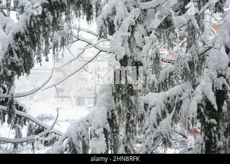 Winteransicht in einer kleinen finnischen Stadt nach einem starken Schneefall Stockfoto