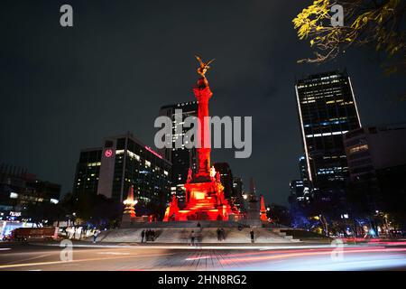 Mexiko-Stadt, Mexiko. 14th. Februar 2022. Das Denkmal des Engels der Unabhängigkeit ist rot beleuchtet, um den 50th. Jahrestag der diplomatischen Beziehungen zwischen China und Mexiko in Mexiko-Stadt, der Hauptstadt von Mexiko, am 14. Februar 2022 zu begehen. Kredit: Xin Yuewei/Xinhua/Alamy Live Nachrichten Stockfoto