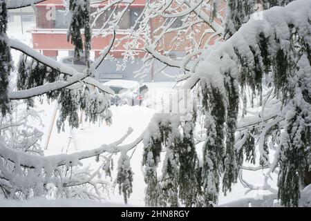 Winteransicht in einer kleinen finnischen Stadt nach einem starken Schneefall Stockfoto