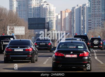 Moskau, Russland. 15th. Februar 2022. In einem Limousinenkonvoi fährt Bundeskanzler O. Scholz (SPD, linke Spur) durch Moskau. Scholz reist nach Moskau, um über die Lage an der ukrainisch-russischen Grenze zu sprechen. Dort trifft er den russischen Präsidenten. Quelle: Kay Nietfeld/dpa/Alamy Live News Stockfoto