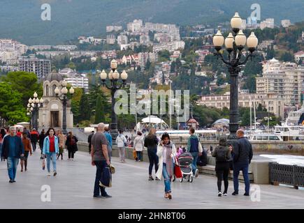 Jalta, Krim, Russland - 05.07.2019: Die Urlauber gehen entlang der Hauptpromenade Jalta-der Hauptstadt der Südküste Krim. Touristenattraktion Stockfoto