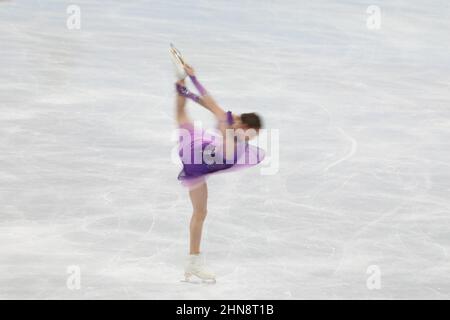 Peking, China. 15th. Februar 2022. Kamila Valieva vom russischen Olympischen Komitee (ROC) tritt am 15th 2021. Februar im Capital Indoor Stadium in Peking, China, beim Single Skating Short Program der Frauen bei den Olympischen Winterspielen 2022 in Peking an Quelle: Mickael Chavet/Alamy Live News Stockfoto