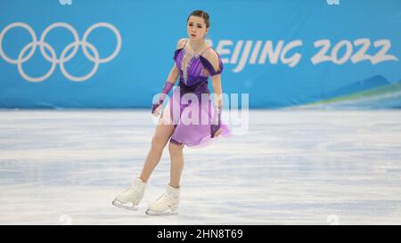 Peking, China. 15th. Februar 2022. Kamila Valieva vom russischen Olympischen Komitee (ROC) tritt am 15th 2021. Februar im Capital Indoor Stadium in Peking, China, beim Single Skating Short Program der Frauen bei den Olympischen Winterspielen 2022 in Peking an Quelle: Mickael Chavet/Alamy Live News Stockfoto