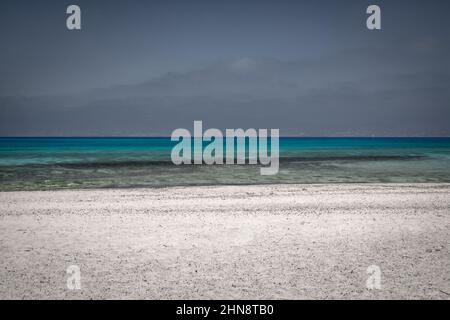 Schöner Strand mit weißem Sand und blauem Wasser Stockfoto