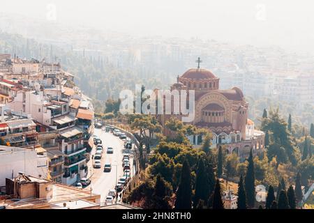 22. Oktober 2021, Thessaloniki, Griechenland: Blick auf die Stadtstraße und die Kirche Saint Pavlos, die im Morgennebel fliegen. Thessaloniki religiös und reisen att Stockfoto