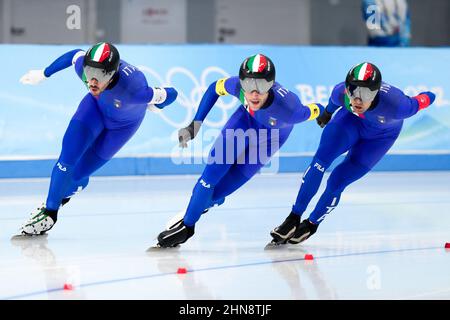 Peking, China. 15th. Februar 2022. PEKING, CHINA - 15. FEBRUAR: Davide Ghiotto aus Italien, Michele Malfatti aus Italien, Andrea Giovannini aus Italien während einer Mannschaftsverfolgung während der Olympischen Spiele 2022 in Peking beim Nationalen Speedskating-Oval am 15. Februar 2022 in Peking, China (Foto von Douwe Bijlsma/Orange Picles) NOCNSF Credit: Orange Pics BV/Alamy Live News Stockfoto