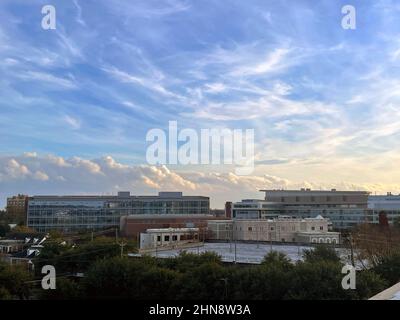 Augusta, GA USA - 12 13 21: Augusta GA Hospital Medical District Downtown Cityscape Wolken und Stadtszene Stockfoto