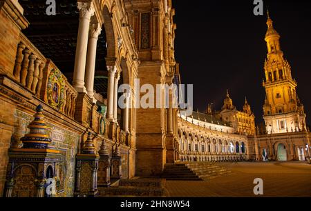 Die Lichter beleuchten die fantastische Plaza de Espana in Sevilla in Andalusien Stockfoto