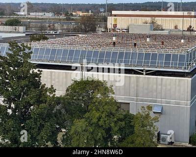 Augusta, GA USA - 12 13 21: Augusta GA Krankenhaus Medical District Downtown Stadtbild Bäume Seite des Gebäudes Stockfoto