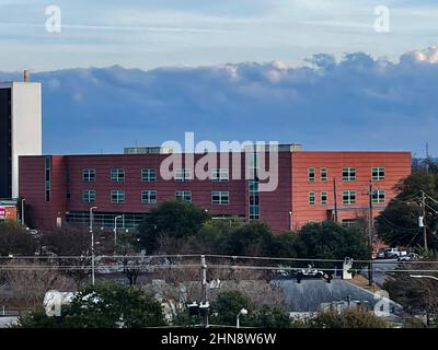 Augusta, GA USA - 12 13 21: Augusta GA Hospital Medical District Downtown Cityscape großes Ziegelgebäude Stockfoto