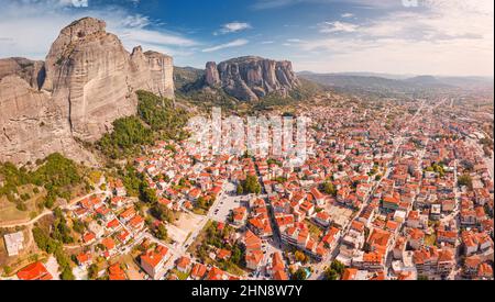 Panorama-Luftaufnahme der Stadt Kalabaka in der Nähe der berühmten Klöster auf den Spitzen der Steinsäulen in Meteora. Das Konzept der touristischen Unterkunft Stockfoto