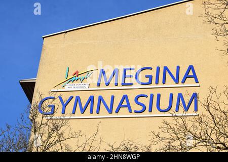 High School in Mayen, Megina Gymnasium - während in der Nähe und leer an einem Sonntagmorgen Stockfoto