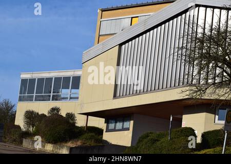 High School in Mayen, Megina Gymnasium - während in der Nähe und leer an einem Sonntagmorgen Stockfoto