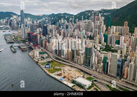 Aus der Helikopterlandeaus zeigt Central, den Macau Ferry Terminal und die Wohnblöcke Sheung Wan, Sai Ying Pun und Mid-Levels, Hong Stockfoto