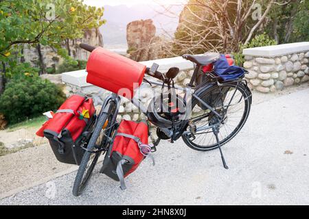 Mountainbike vollgepackt mit moderner Ausrüstung und verschiedenen Taschen. Konzept der Fahrradausrüstung und des Gepäcks Stockfoto