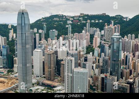 Luftaufnahme aus dem Helikopter von Central und Sheung Wan, die die mittleren Ebenen und den Gipfel auf der Insel Hongkong im Jahr 2008 zeigen Stockfoto