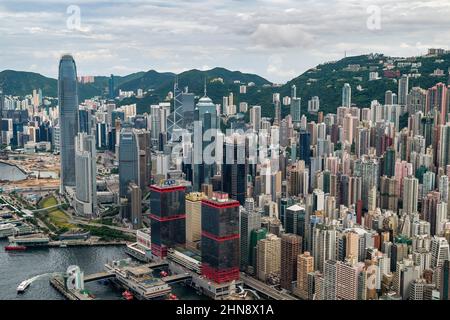 Aus dem Helikopter, aus dem Central, die Hochhäuser der Wohnblöcke Sheung Wan und Mid-Levels und der Macau Ferry Terminal, Hong Kong Island, Stockfoto