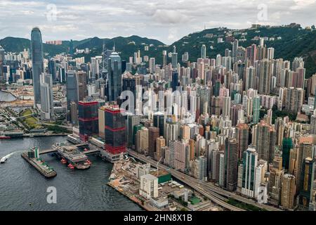 Aus dem Helikopter, aus dem Central, die Hochhäuser der Wohnblöcke Sheung Wan und Mid-Levels und der Macau Ferry Terminal, Hong Kong Island, Stockfoto