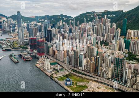 Aus dem Helikopter, aus dem Central, die Hochhäuser der Wohnblöcke Sheung Wan und Mid-Levels und der Macau Ferry Terminal, Hong Kong Island, Stockfoto