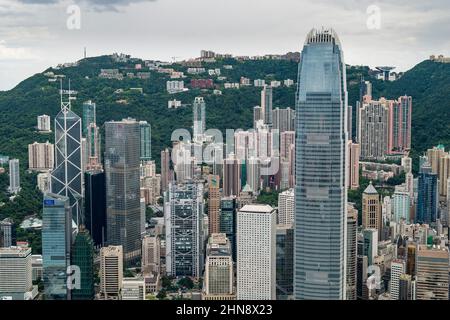 Luftaufnahme aus dem Helikopter von Central, Hong Kong Island, zeigt die mittleren Ebenen und den Gipfel Stockfoto