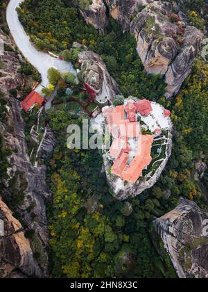 Luftaufnahme des Klosters von Varlaam auf einer steilen Klippe. Das Wunder von Meteora - Harmonie von Mensch und Natur in Griechenland. Sehr berühmt und ikonisch Stockfoto