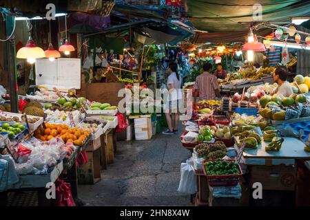 Der Obst- und Gemüsemarkt in der Peel Street, Central, Hong Kong Island Stockfoto